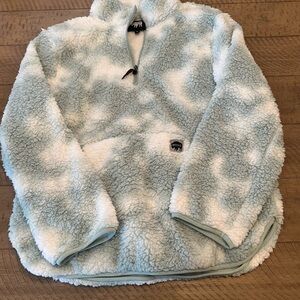 Buffalo Outdoors Sherpa Pullover in White and Light Blue